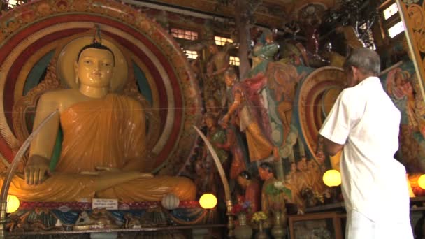 Ber man på buddhistiska templet Gangarama — Stockvideo