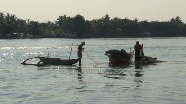 Fisher hombres con barcos en el río — Vídeo de stock