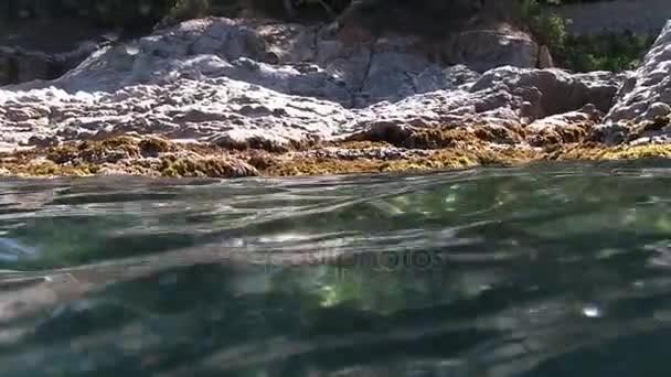 Olas y golfo en el mar Mediterráneo — Vídeo de stock