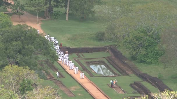 Emberek gyaloglás legyőz a kis úton, Srí Lanka — Stock videók
