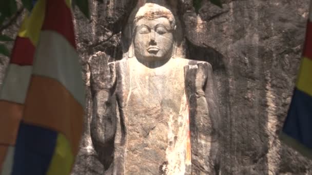 Buduruwagala rock statue — Stock Video