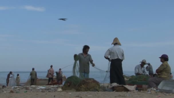 Pescadores trabalha na praia — Vídeo de Stock