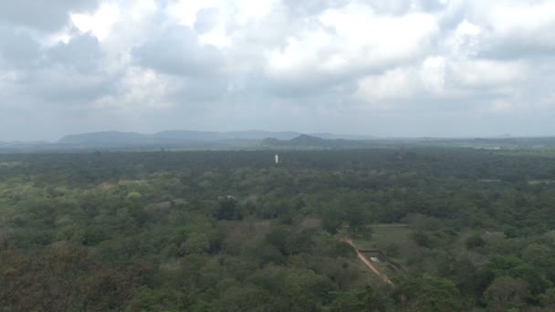 Uitzicht vanaf de Leeuwenpoort burcht op Sigiriya rots — Stockvideo