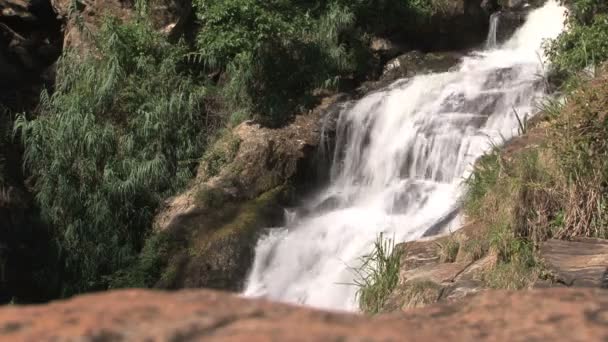 Schöner Rawana-Wasserfall — Stockvideo