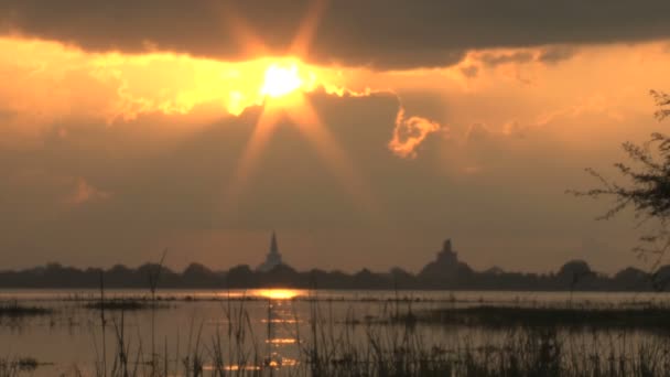 Temple et stupa au coucher du soleil — Video