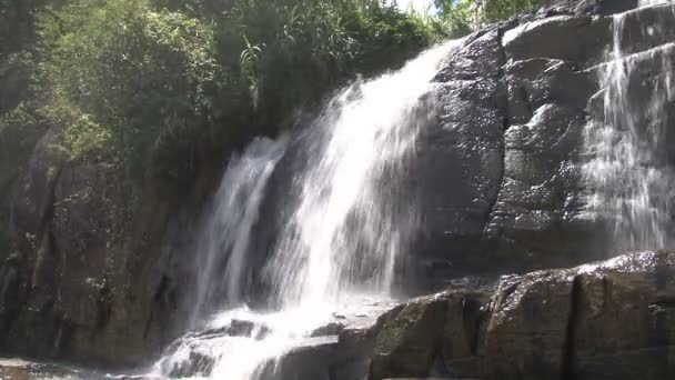 Schöner Rawana-Wasserfall — Stockvideo