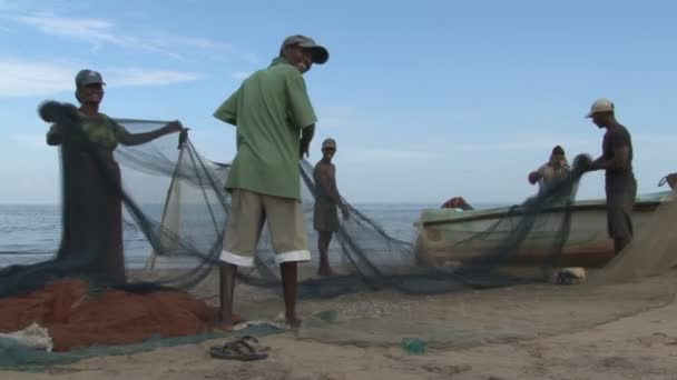Pescadores trabaja en la playa — Vídeos de Stock