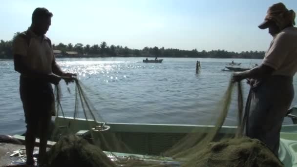 Prace rybaków na plaży — Wideo stockowe