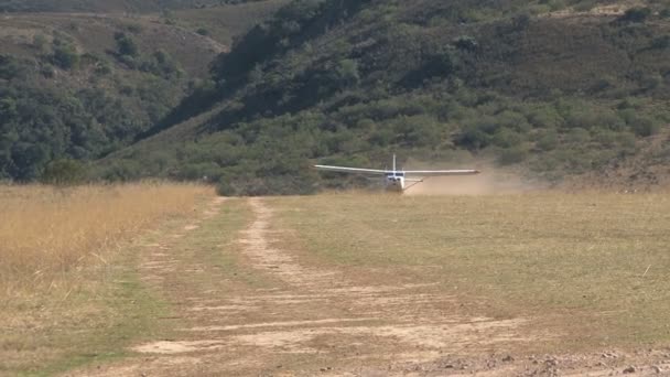 小さな飛行機が飛び立つ — ストック動画