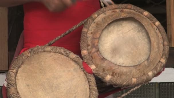 Kandy músico en el templo Buddista Gangarama — Vídeo de stock