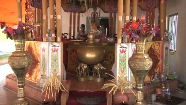 Монахи в Анурадхапуре — стоковое видео