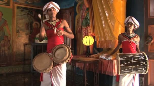 Kandy músico en el templo Buddista Gangarama — Vídeo de stock