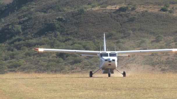 Avião Pequeno Está Pousando — Vídeo de Stock