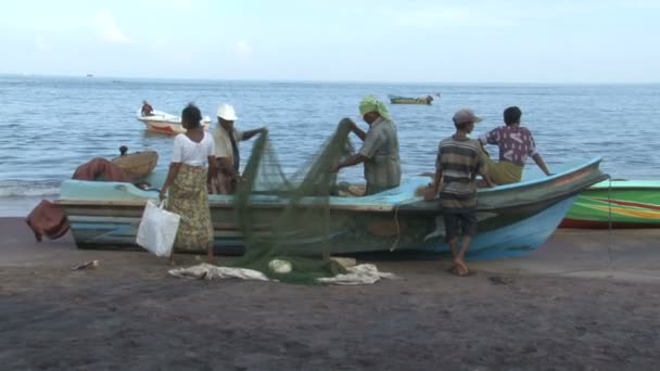 Pescadores trabaja en la playa — Vídeos de Stock