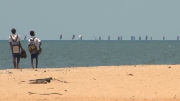 Niños Caminando Por Playa — Vídeos de Stock