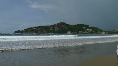 Kumsalda yürüyen kadınlar