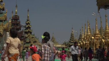 Shwedagon Pagoda tarafından geçen kişiden
