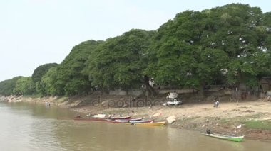 Nehri boyunca balıkçı köyleri
