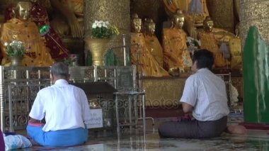 Buda heykelini yeniden dua insanlar