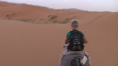 Sahara deveye binmek 