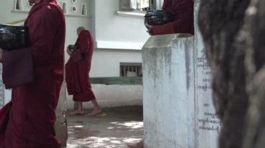 Genç Budist rahipler sokaklarda