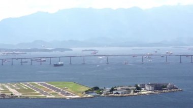 İsa'nın kurtarıcı bulutlu gökyüzü üzerinde