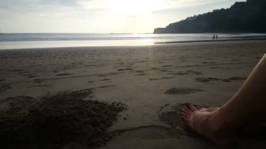 Kadın ayakları nailpolish ile  