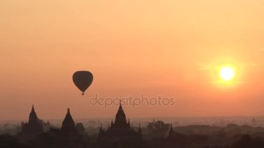 Bagan şaşırtıcı güneş doğarken 