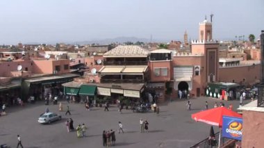 İnsanlar Djemaa el Fna sokaklarında