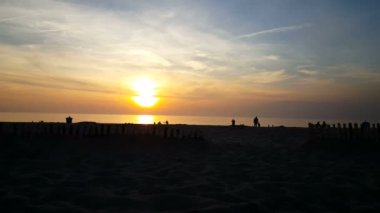 Hollandalı kıyı şeridi, parlak gün batımı  