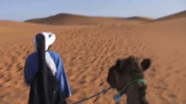 Sahara deveye binmek