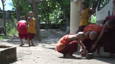Genç Budist rahipler sokaklarda