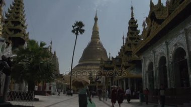Shwedagon Pagoda tarafından geçen kişiden