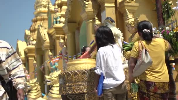 Bagno di statua di Buddha — Video Stock