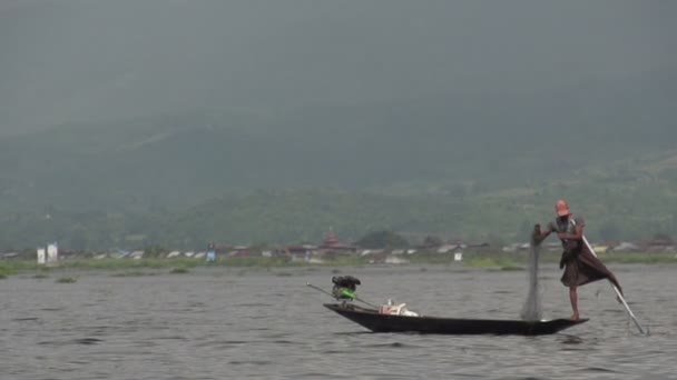 Homem Fisher com barco no rio — Vídeo de Stock