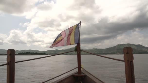 Buddha-Fahne vor dem Boot — Stockvideo