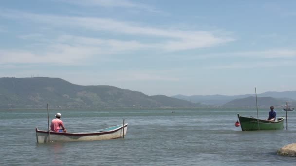 Laguna, pescadores em barcos — Vídeo de Stock