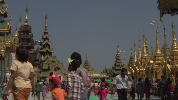 Shwedagon pagode passerende mensen — Stockvideo