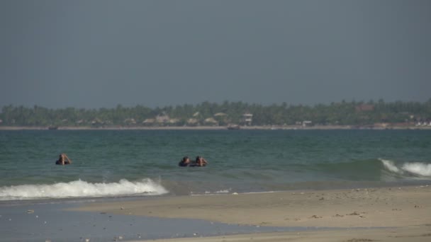 Люди грають з шин на морі — стокове відео