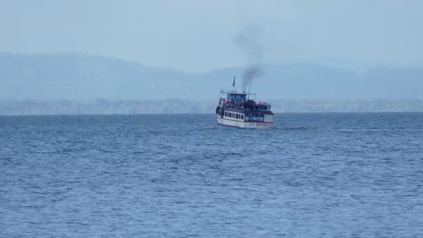 Veerboot op lake — Stockvideo