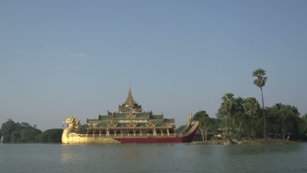 Karaweik en el lago Kandawgyi — Vídeo de stock