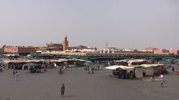 Gente en las calles de Djemaa el Fna — Vídeos de Stock