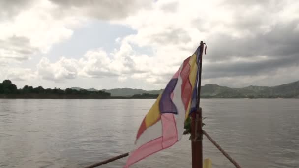 Buda bayrak teknenin ön — Stok video