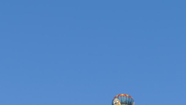 Luftballon steigt in den Himmel — Stockvideo