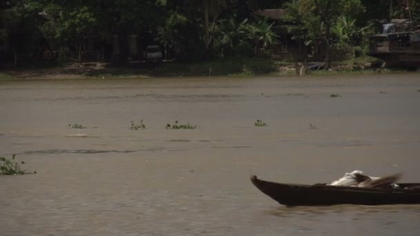 Лодка у реки Иравади — стоковое видео