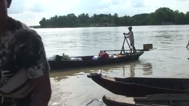 Boot op de rivier de Irrawaddy — Stockvideo