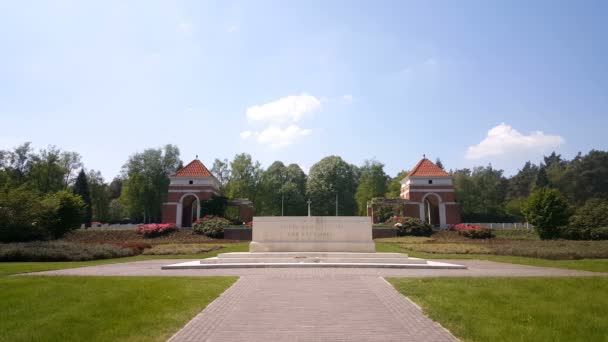 Denkmal am Eingang des Kriegsfriedhofs — Stockvideo