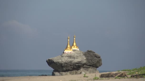 Пагода Кьяук Маумгнама на пляже — стоковое видео