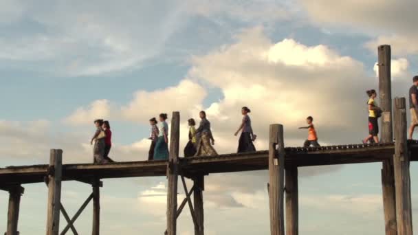 Amarapura, západ slunce U bein Bridge — Stock video