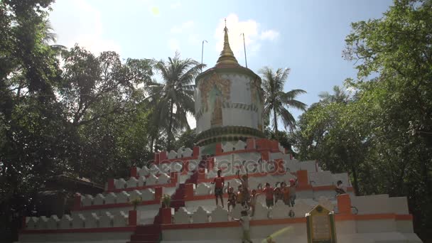 Pathein, Los niños se divierten en la pagoda Shwe Wetluu en el pequeño pueblo — Vídeo de stock